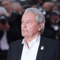 Alain Delon : Un proche révèle le déroulé de la cérémonie à l'intérieur de la chapelle de Douchy, "c'était compliqué...