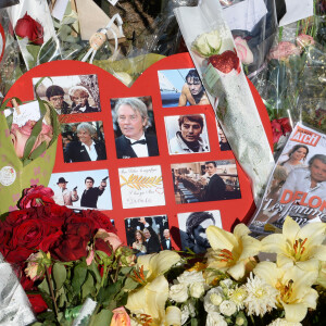 Les fans rendent hommage à Alain Delon devant la grille de sa propriété à Douchy-Montcorbon pendant ses obsèques le 24 août 2024. 