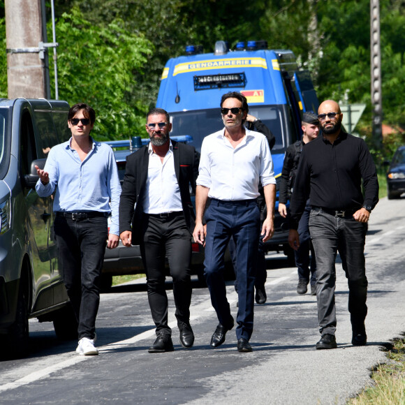 Anthony Delon et son demi-frère Alain-Fabien découvrent les hommages devant les grilles de la propriété de Douchy, quelques heures avant les obsèques de leur père, A.Delon, le 24 août 2024.