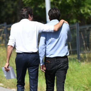 Anthony Delon et son demi-frère Alain-Fabien découvrent les hommages devant les grilles de la propriété de Douchy, quelques heures avant les obsèques de leur père, A.Delon, le 24 août 2024.