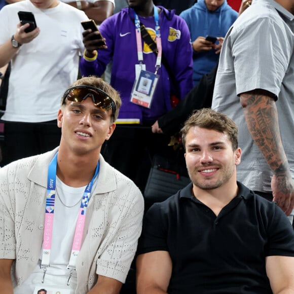 Kauli Vaast, Antoine Dupont - Les célébrités en tribunes pendant la finale de basketball opposant les Etats-Unis à la France (98-87) lors des Jeux Olympiques de Paris 2024 (JO) à l'Arena Bercy, à Paris, France, le 10 août 2024. © Jacovides-Perusseau/Bestimage