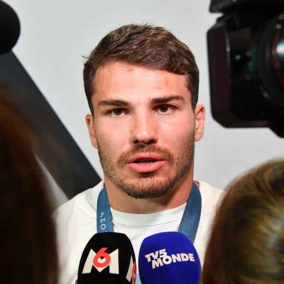 Sur le cliché, on peut voir la musculature particulièrement impressionnante du demi de mêlée
 
Antoine Dupont médaille d'or rugby à 7 Médailles Olympiques JO Paris 2024 du samedi 27 juillet 2024 dimanche 28 juillet 2024 Club France Porte de la Villette Paris