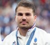 Antoine Dupont s'éclate entre potes
 
Antoine Dupont - Podium - La France remporte la finale en Rugby à 7 après sa victoire face à Fidji (et sa première médaille d'or) lors des Jeux Olympiques (JO) de Paris au Stade de France à Saint-Denis, Seine Saint-Denis, France. © Jacovides-Perusseau/Bestimage