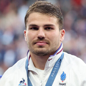 Antoine Dupont s'éclate entre potes
 
Antoine Dupont - Podium - La France remporte la finale en Rugby à 7 après sa victoire face à Fidji (et sa première médaille d'or) lors des Jeux Olympiques (JO) de Paris au Stade de France à Saint-Denis, Seine Saint-Denis, France. © Jacovides-Perusseau/Bestimage