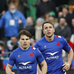 Il est entouré d'Anthony Jelonch, Paul Graou et Thomas Cester
 
Antoine Dupont (France) - Anthony Jelonch (France) - Tournoi des 6 Nations "France - Irlande (30-24)" au stade de France, le 12 février 2022.