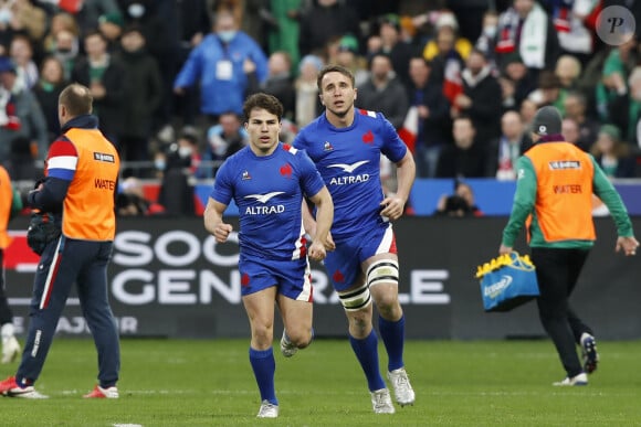 Il est entouré d'Anthony Jelonch, Paul Graou et Thomas Cester
 
Antoine Dupont (France) - Anthony Jelonch (France) - Tournoi des 6 Nations "France - Irlande (30-24)" au stade de France, le 12 février 2022.