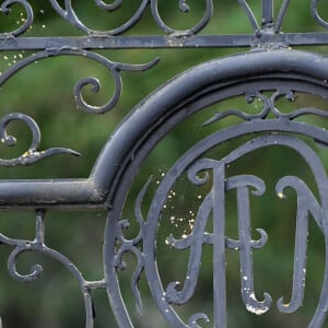 Les lettres forgées "A&M" pour Alain et Mireille sur la grille de l'entrée de la propriété d'Alain Delon à Douchy-Montcorbon le 24 août 2024.