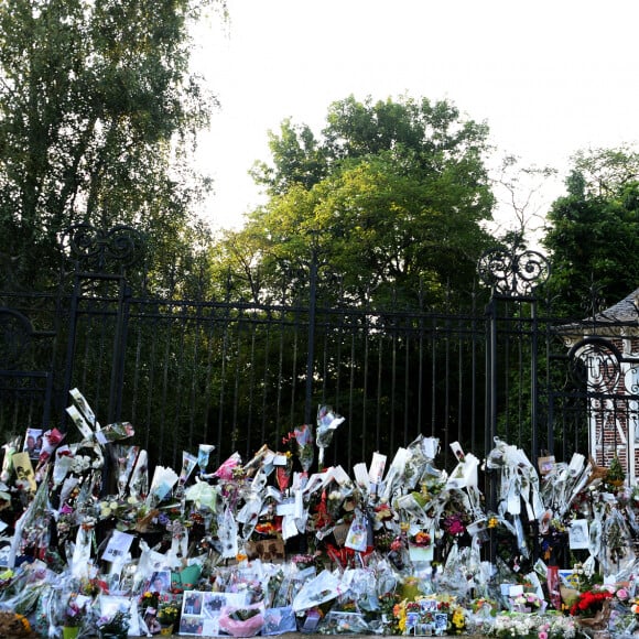 Fleurs et messages déposés par les fans devant la propriété d'Alain Delon à quelques heures des obsèques de l'acteur qui auront lieu dans la chapelle à l'intérieur de sa propriété à Douchy-Montcorbon le 24 août 2024.