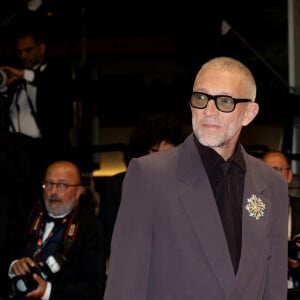 Vincent Cassel à la descente des marches du film " Les Linceuls " lors du 77ème Festival International du Film de Cannes, au Palais des Festivals à Cannes, le 20 mai 2024