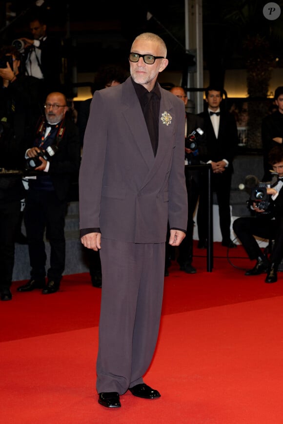 Vincent Cassel à la descente des marches du film " Les Linceuls " lors du 77ème Festival International du Film de Cannes, au Palais des Festivals à Cannes, le 20 mai 2024