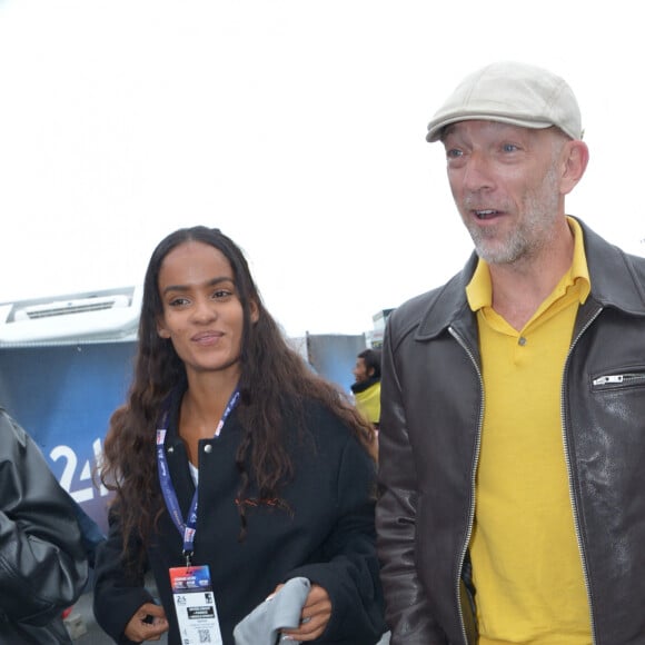 Vincent Cassel et sa compagne Narah Baptista lors des "24H du Mans 2024", le 15 juin 2024