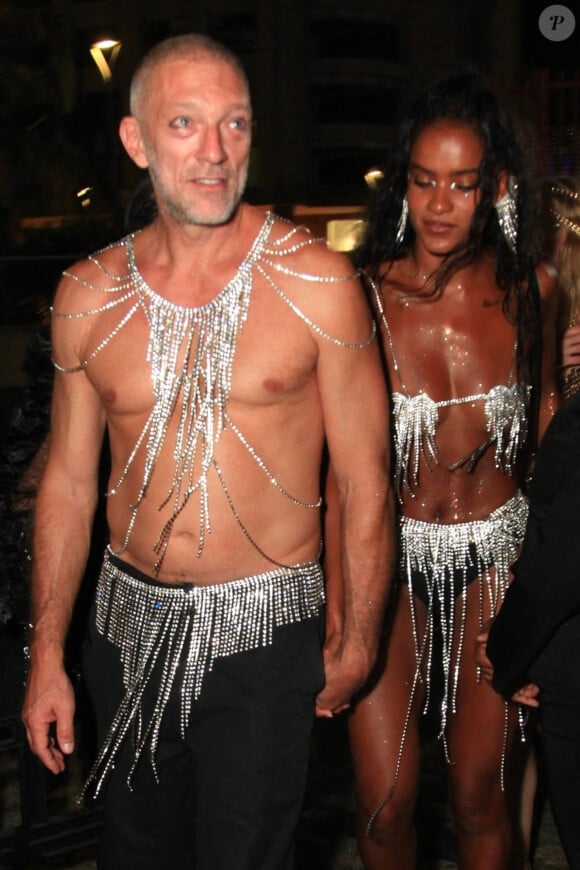 Vincent Cassel et sa compagne Narah Baptista arrivent avec des looks minimalistes au Baile da Arara lors du carnaval de Rio de Janeiro