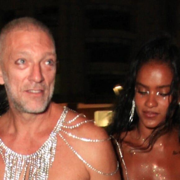 Vincent Cassel et sa compagne Narah Baptista arrivent avec des looks minimalistes au Baile da Arara lors du carnaval de Rio de Janeiro