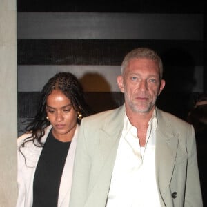 Mais celui-ci n'est plus célibataire : il partage sa vie avec Narah Baptista, une autre mannequin brésilienne
Vincent Cassel et sa compagne Narah Baptista à la sortie d'un dîner à l'hôtel "Costes" lors de la Fashion Week de Paris (PFW), le 18 janvier 2024.