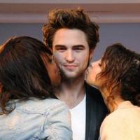 Robert Pattinson se fait embrasser par de nombreuses fans... Mais il ne se plaint pas !