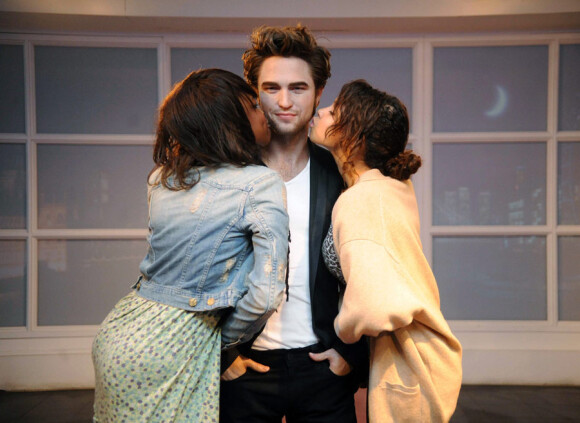 lors de l'inauguration de la statue de cire de Robert Pattinson au musée Madame Tussaud à Londres le 25 mars 2010