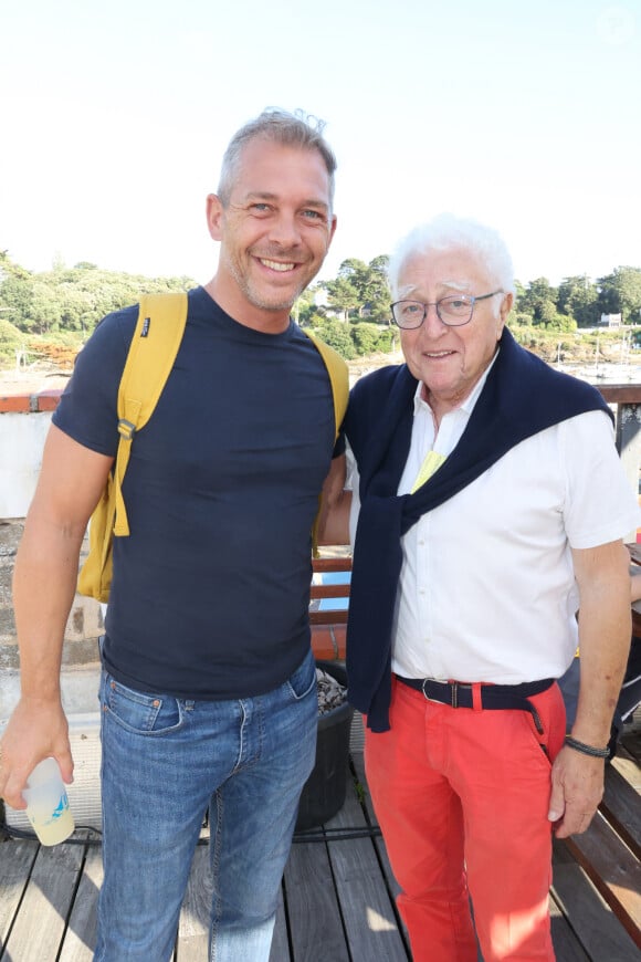 Elle n'était d'ailleurs pas la seule célébrité à être présente puisque Romain Puértolas, qui s'illustre actuellement dans Les traîtres, était également de la partie. 
Exclusif - Jean-Marc Bloch, ancien chef de la BRI de Paris et directeur de la PJ de Versailles, président du festival 22 V'la le polar de Pornic et Romain Puértolas, ancien officier de Police, écrivain et scénariste, auteur de "Comment j'ai retrouvé Xavier Dupont de Ligonnès" © Didier Sabardin / Bestimage