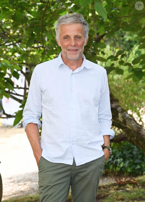 Stéphane Guillon au photocall du film "La Page Blanche" lors du 15ème festival du film francophone de Angoulême, France, le 26 août 2022. © Coadic Guirec/Bestimage