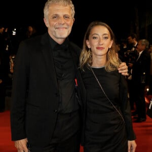 ... qui lui a brisé le coeur !
Stéphane Guillon et sa compagne Sophie Maréchal - Montée des marches du film " Frère et Soeur " lors du 75ème Festival International du Film de Cannes. Le 20 mai 2022 © Dominique Jacovides / Bestimage