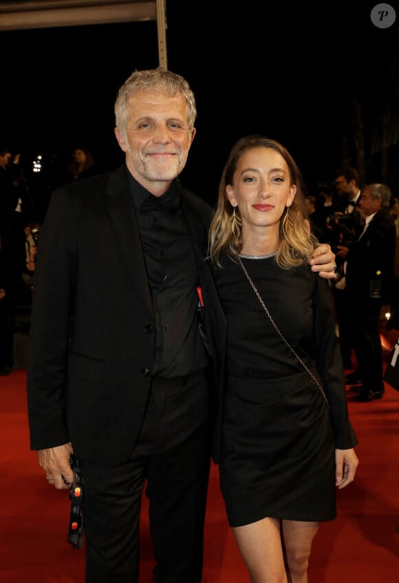 ... qui lui a brisé le coeur !
Stéphane Guillon et sa compagne Sophie Maréchal - Montée des marches du film " Frère et Soeur " lors du 75ème Festival International du Film de Cannes. Le 20 mai 2022 © Dominique Jacovides / Bestimage