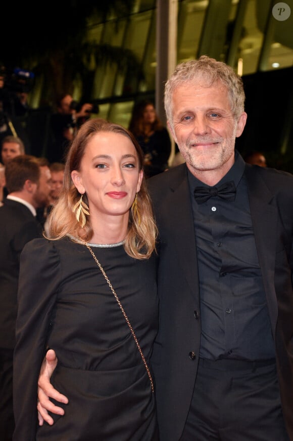 Stéphane Guillon et sa compagne Sophie Maréchal - Montée des marches du film " Frère et Soeur " lors du 75ème Festival International du Film de Cannes. Le 20 mai 2022 © Giancarlo Gorassini / Bestimage