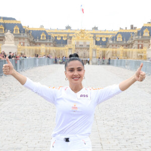 ...ses secrets sont simples et gratuits...Salma Hayek lors du relais de la flamme olympique à Paris, le 23 juillet 2024 à Versailles, en France. Photo par Alain Guizard/ABACAPRESS.COM