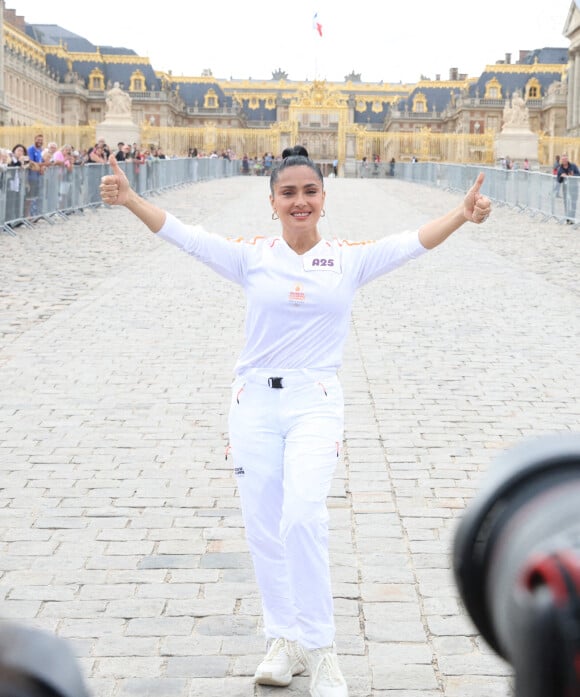 ...ses secrets sont simples et gratuits...Salma Hayek lors du relais de la flamme olympique à Paris, le 23 juillet 2024 à Versailles, en France. Photo par Alain Guizard/ABACAPRESS.COM