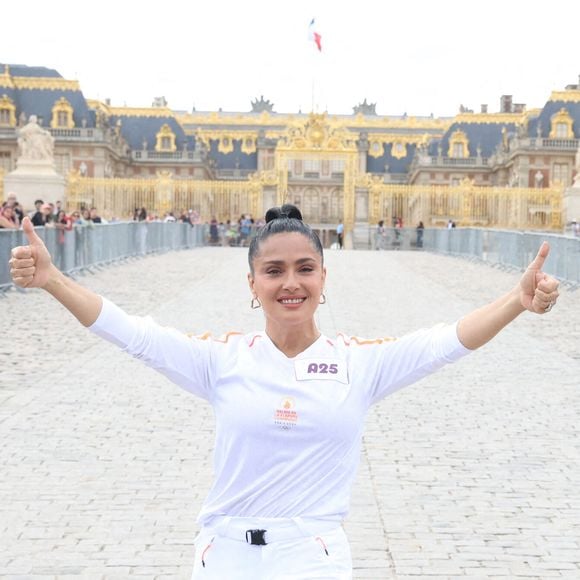 ...ses secrets sont simples et gratuits...Salma Hayek lors du relais de la flamme olympique à Paris, le 23 juillet 2024 à Versailles, en France. Photo par Alain Guizard/ABACAPRESS.COM