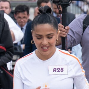 Salma Hayek pose pendant le relais de la flamme olympique de Paris le 23 juillet 2024 à Versailles, France. Paris accueillera les Jeux olympiques d'été du 26 juillet au 11 août 2024. Photo par ABACAPRESS.COM