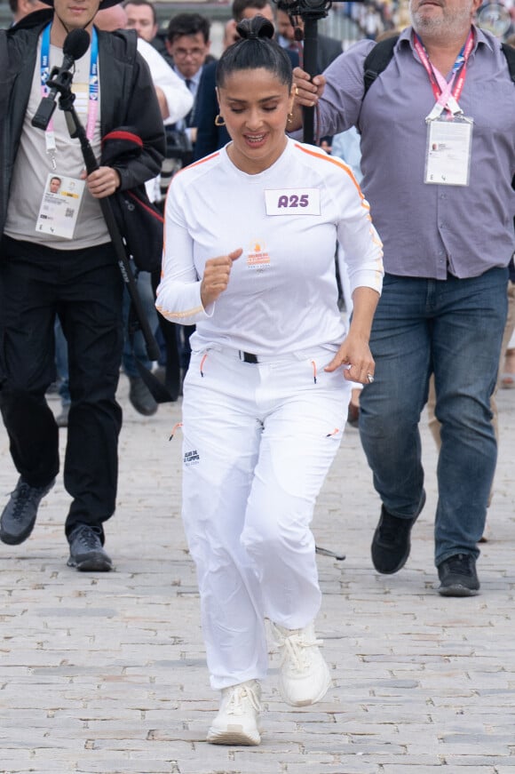 Salma Hayek pose pendant le relais de la flamme olympique de Paris le 23 juillet 2024 à Versailles, France. Paris accueillera les Jeux olympiques d'été du 26 juillet au 11 août 2024. Photo par ABACAPRESS.COM