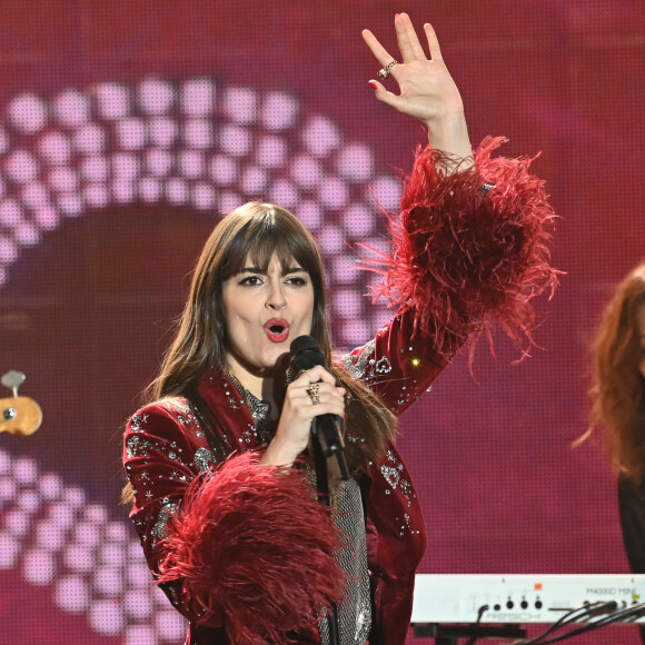 Enchainant les tubes et les certifications, tout lui sourit !
Clara Luciani lors de la 38ème cérémonie des Victoires de la musique à la Seine musicale de Boulogne-Billancourt, France, le 10 février 2023. © Coadic Guirec/Bestimage 