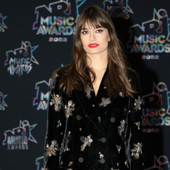 Clara Luciani au photocall de la 24ème édition des "NRJ Music Awards (NMA)" au Palais des Festivals à Cannes le 18 novembre 2022. © Dominique Jacovides / Bestimage 