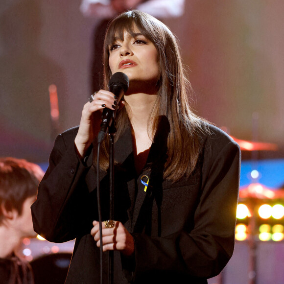 Clara Luciani - Emission spéciale "Unis pour l'Ukraine" à la Maison de la Radio et de la Musique, diffusée en direct sur France 2 et présentée par Nagui et Leïla.Kaddour à Paris le 8 mars 2022. © Cyril Moreau / Jack Tribeca / Bestimage 