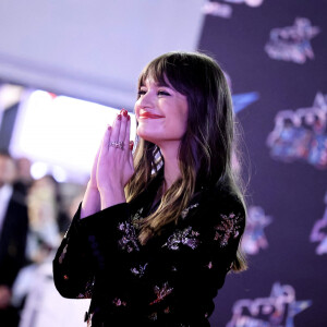 Clara Luciani au photocall de la 24ème édition des "NRJ Music Awards (NMA)" au Palais des Festivals à Cannes le 18 novembre 2022. © Dominique Jacovides / Bestimage 