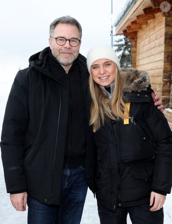 Guillaume De Tonquédec et sa fille Victoire - Les célébrités prennent le volant sur le circuit sur glace Skoda dans le cadre du 27ème festival International du Film de Comédie de l'Alpe d'Huez, le 19 janvier 2023. © Dominique Jacovides / Bestimage 