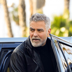 "Ouais, en ligne", indique George Clooney à GQ

Exclusif - George Clooney et Brad Pitt arrivent sur le tournage de "Wolves" à Los Angeles, le 16 mars 2023. George Clooney a plaisanté avec le livreur de boissons en lui donnant une tape amicale tandis que Brad Pitt a été accueilli avec une tasse de thé.