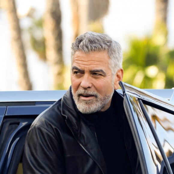 "Ouais, en ligne", indique George Clooney à GQ

Exclusif - George Clooney et Brad Pitt arrivent sur le tournage de "Wolves" à Los Angeles, le 16 mars 2023. George Clooney a plaisanté avec le livreur de boissons en lui donnant une tape amicale tandis que Brad Pitt a été accueilli avec une tasse de thé.