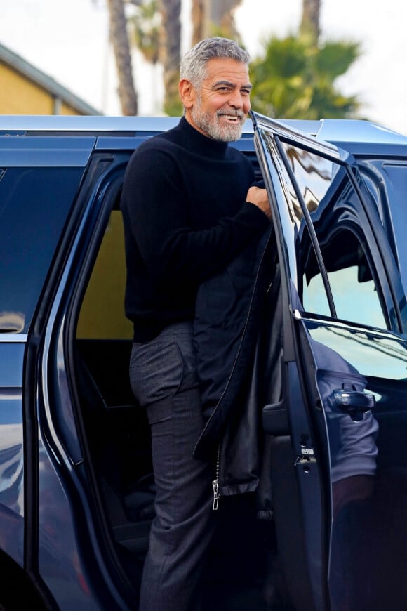 Exclusif - George Clooney et Brad Pitt arrivent sur le tournage de "Wolves" à Los Angeles, le 16 mars 2023. George Clooney a plaisanté avec le livreur de boissons en lui donnant une tape amicale tandis que Brad Pitt a été accueilli avec une tasse de thé.