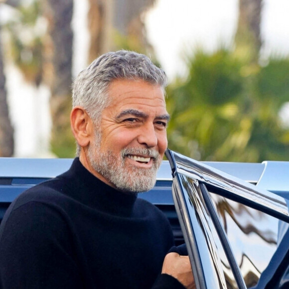 Exclusif - George Clooney et Brad Pitt arrivent sur le tournage de "Wolves" à Los Angeles, le 16 mars 2023. George Clooney a plaisanté avec le livreur de boissons en lui donnant une tape amicale tandis que Brad Pitt a été accueilli avec une tasse de thé.