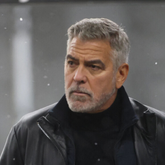 Brad Pitt et George Clooney tournent des scènes pour le film "Wolves" (Apple TV) dans un parking de la ville de New York City, New York, Etats-Unis, le 8 février 2023.