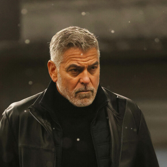 Brad Pitt et George Clooney tournent des scènes pour le film "Wolves" (Apple TV) dans un parking de la ville de New York City, New York, Etats-Unis, le 8 février 2023.
