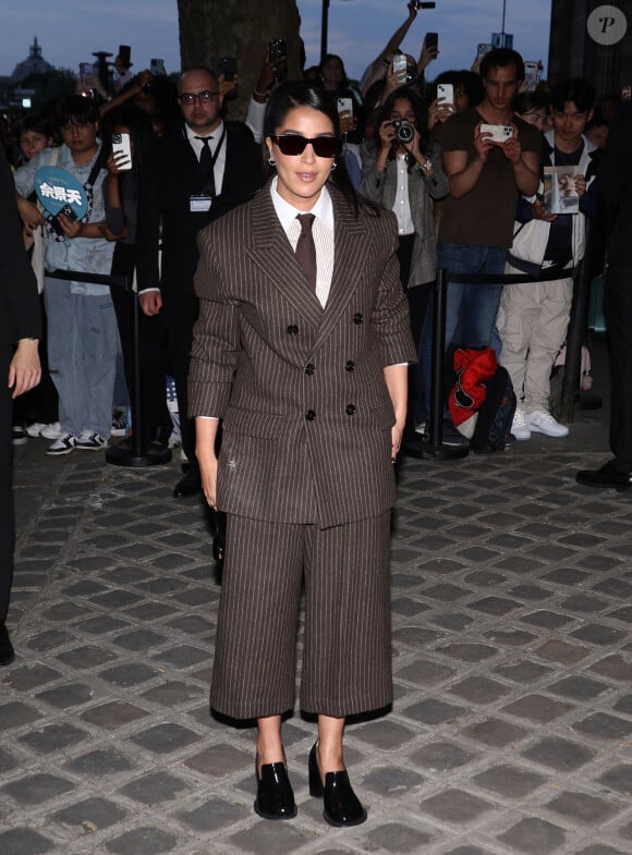 Leila Bekhti - Arrivées au défilé de mode Hommes printemps-été 2025 "AMI Alexandre Mattiussi" lors de la fashion week de Paris. Le 20 juin 2024 © Denis Guignebourg / Bestimage