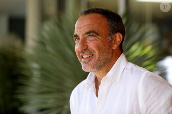 Au fil des années, l'animateur s'est transformé sur le plan physique
Nikos Aliagas au village des Internationaux de France de Roland Garros à Paris le 11 juin 2021. © Dominique Jacovides / Bestimage 