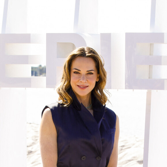 Membre du Jury Documentaires, Mélissa Theuriau en photocall pour CanneSeries Saison 6 sur la plage du Mariott à Canne, France, le 18 avril 2023. © Denis Guignebourg/BestImage 