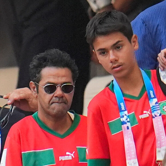 Jamel Debbouze et son fils Léon assistent à la demi-finale de football entre le Maroc et l'Espagne (1-2) lors des Jeux Olympiques de Paris2024 (JO) le 5 aout 2024.