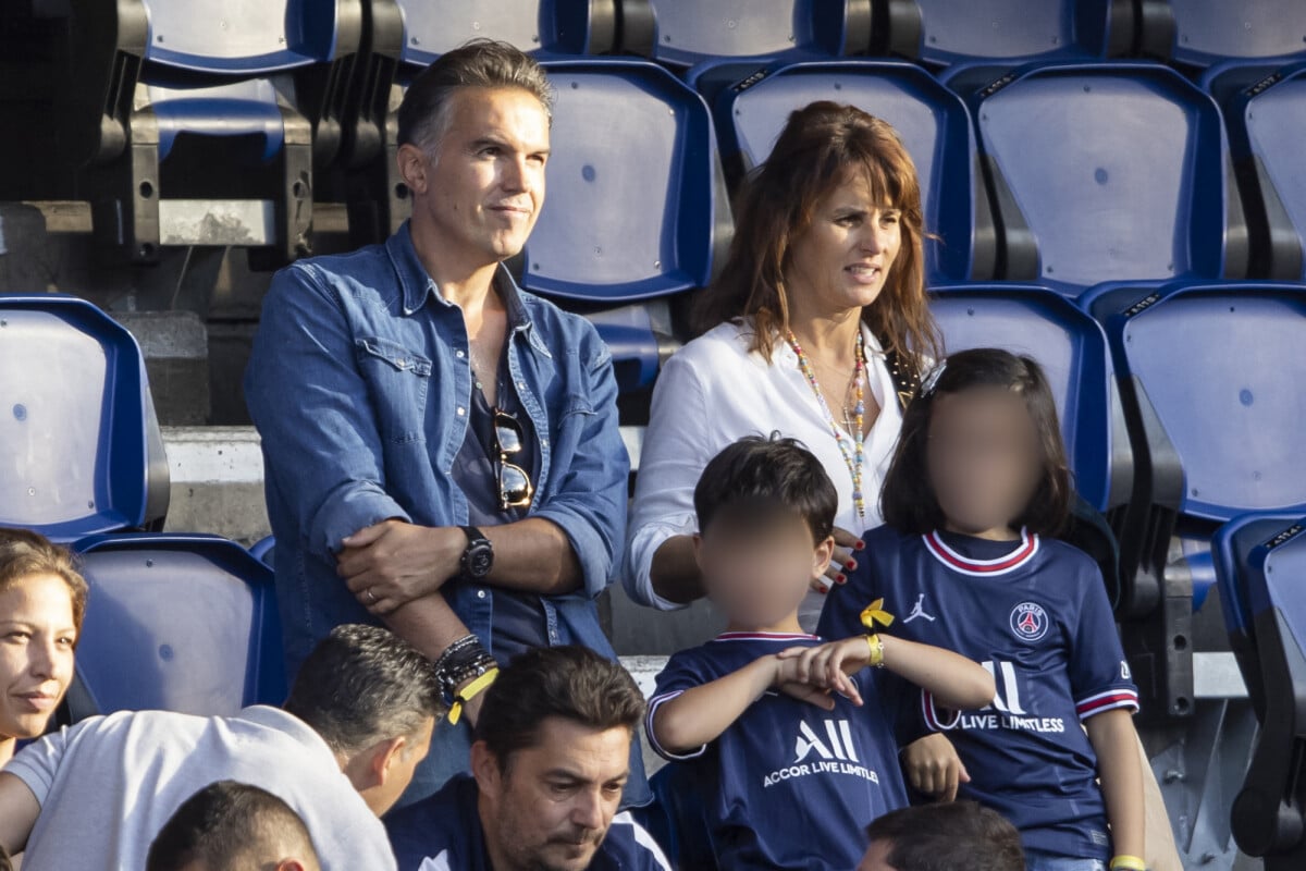 Photo : Faustine Bollaert, son mari Maxime Chattam et leurs enfants Abbie  et Peter sont en tribune lors de la rencontre de football Paris Saint  Germain PSG contre Clermont (4-0) au Parc