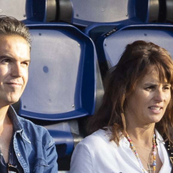 Faustine Bollaert, son mari Maxime Chattam et leurs enfants Abbie et Peter sont en tribune lors de la rencontre de football Paris Saint Germain PSG contre Clermont (4-0) au Parc des Princes à Paris le 11 septembre 2021.