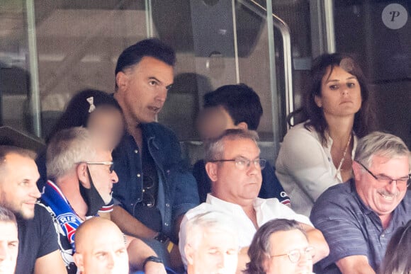 Faustine Bollaert, son mari Maxime Chattam et leurs enfants Abbie et Peter sont en tribune lors de la rencontre de football Paris Saint Germain PSG contre Clermont (4-0) au Parc des Princes à Paris le 11 septembre 2021.