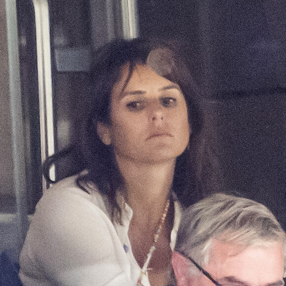 Faustine Bollaert, son mari Maxime Chattam et leurs enfants Abbie et Peter sont en tribune lors de la rencontre de football Paris Saint Germain PSG contre Clermont (4-0) au Parc des Princes à Paris le 11 septembre 2021.