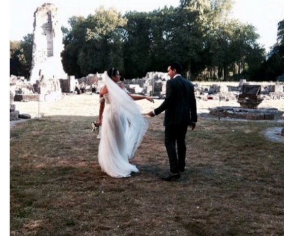 Faustine Bollaert publie une photo de son mariage avec Maxime Chattam célébré le 31 août 2012, à l'occasion de leurs noces de bois.